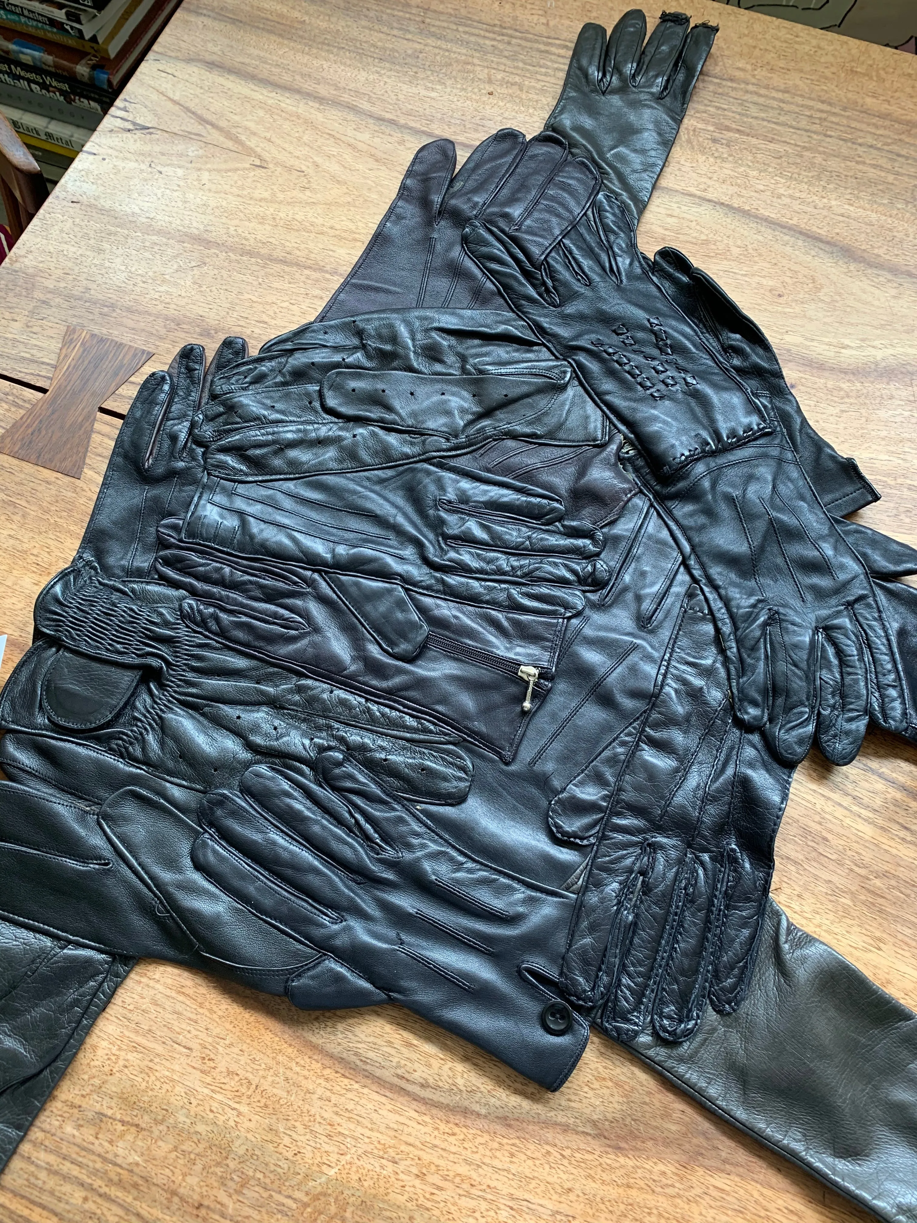 MARGIELA IMPORTANT ARTISANAL BLACK LEATHER GLOVE TOP 2001