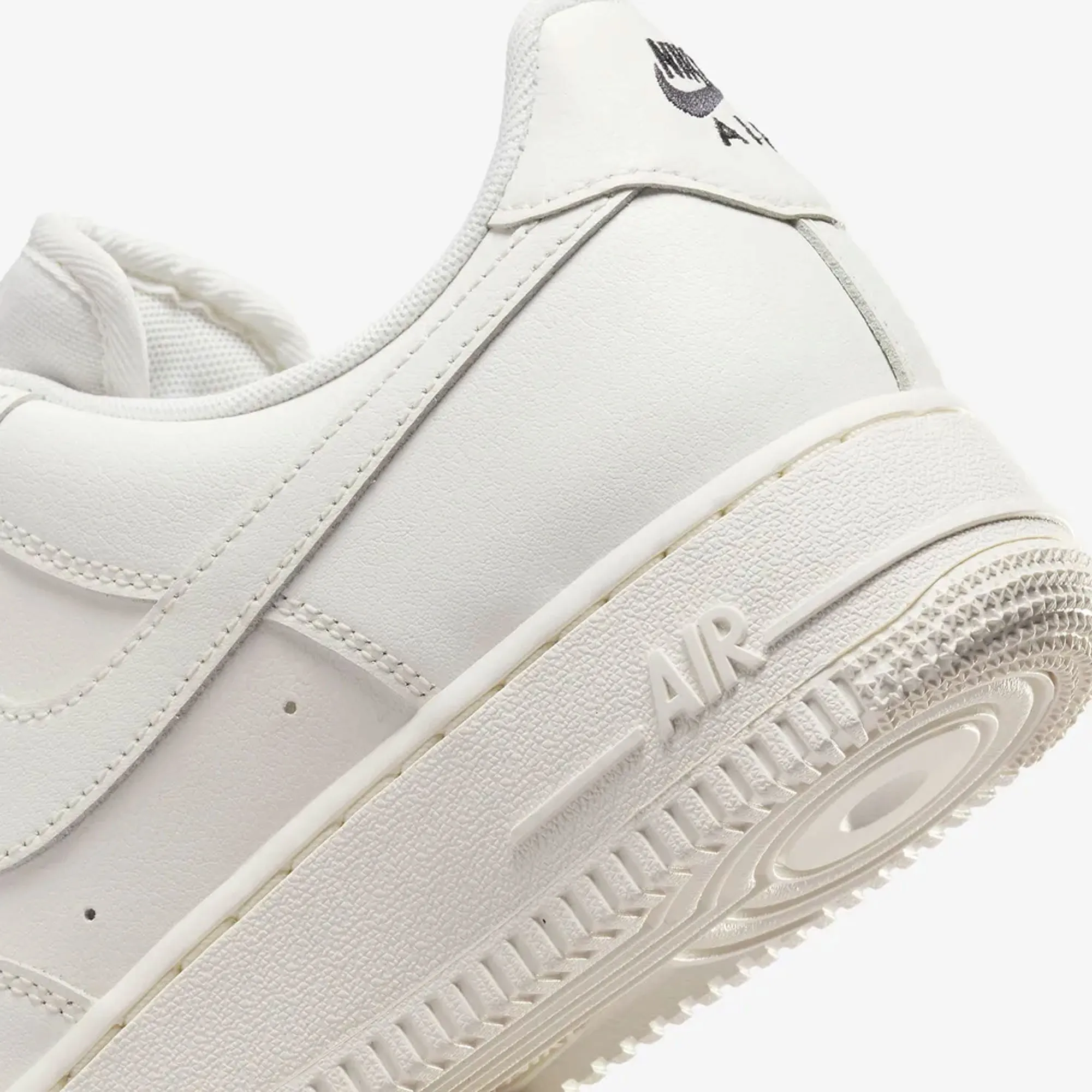 NIKE | WMN'S AIR FORCE 1 '07 ESSENTIAL { SAIL/SAIL-BLACK